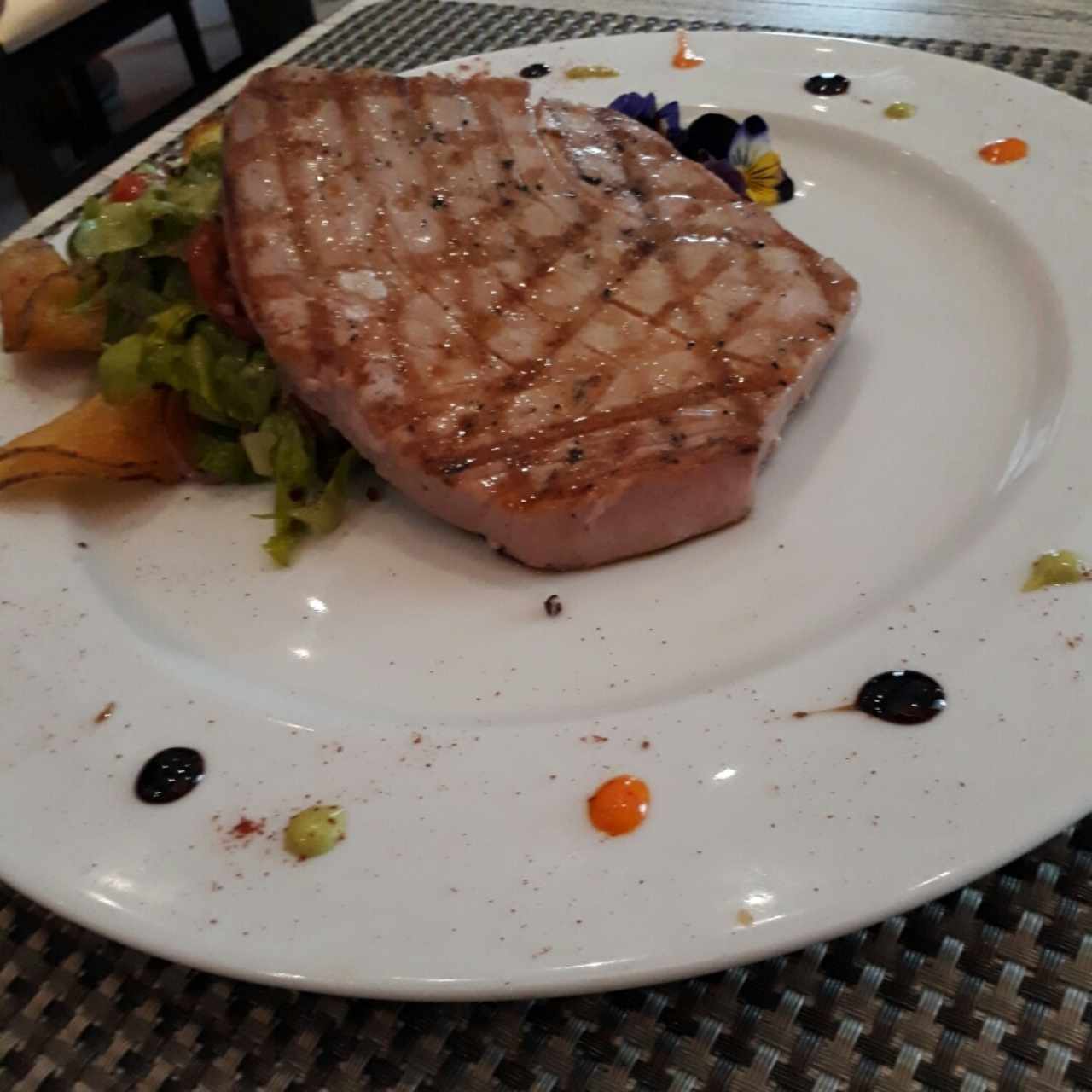 Lomo de Atún al Grill con Ensaladilla de Quinoa Sobre una Base Crunch
