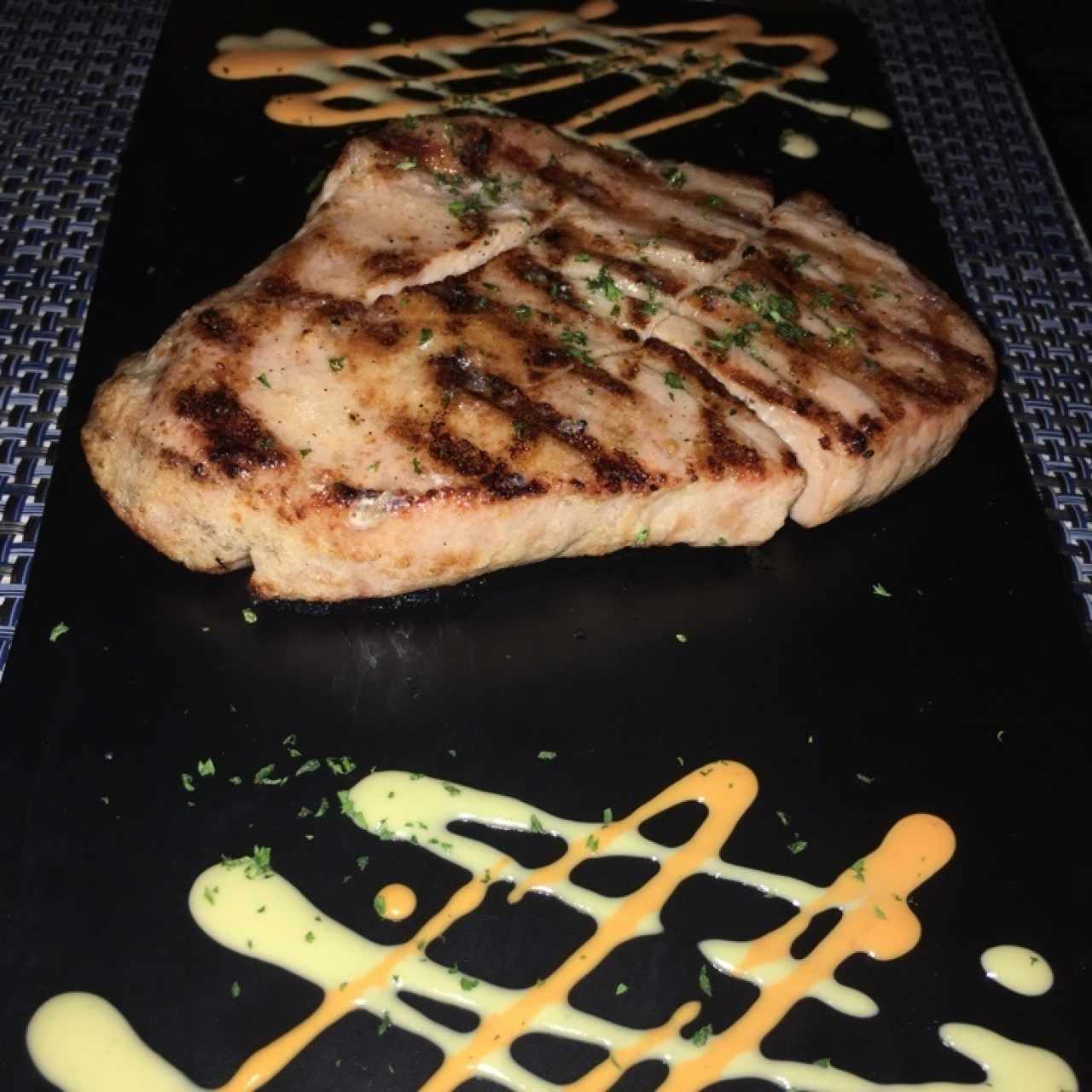 Lomo de Atún al Grill con Ensaladilla de Quinoa Sobre una Base Crunch