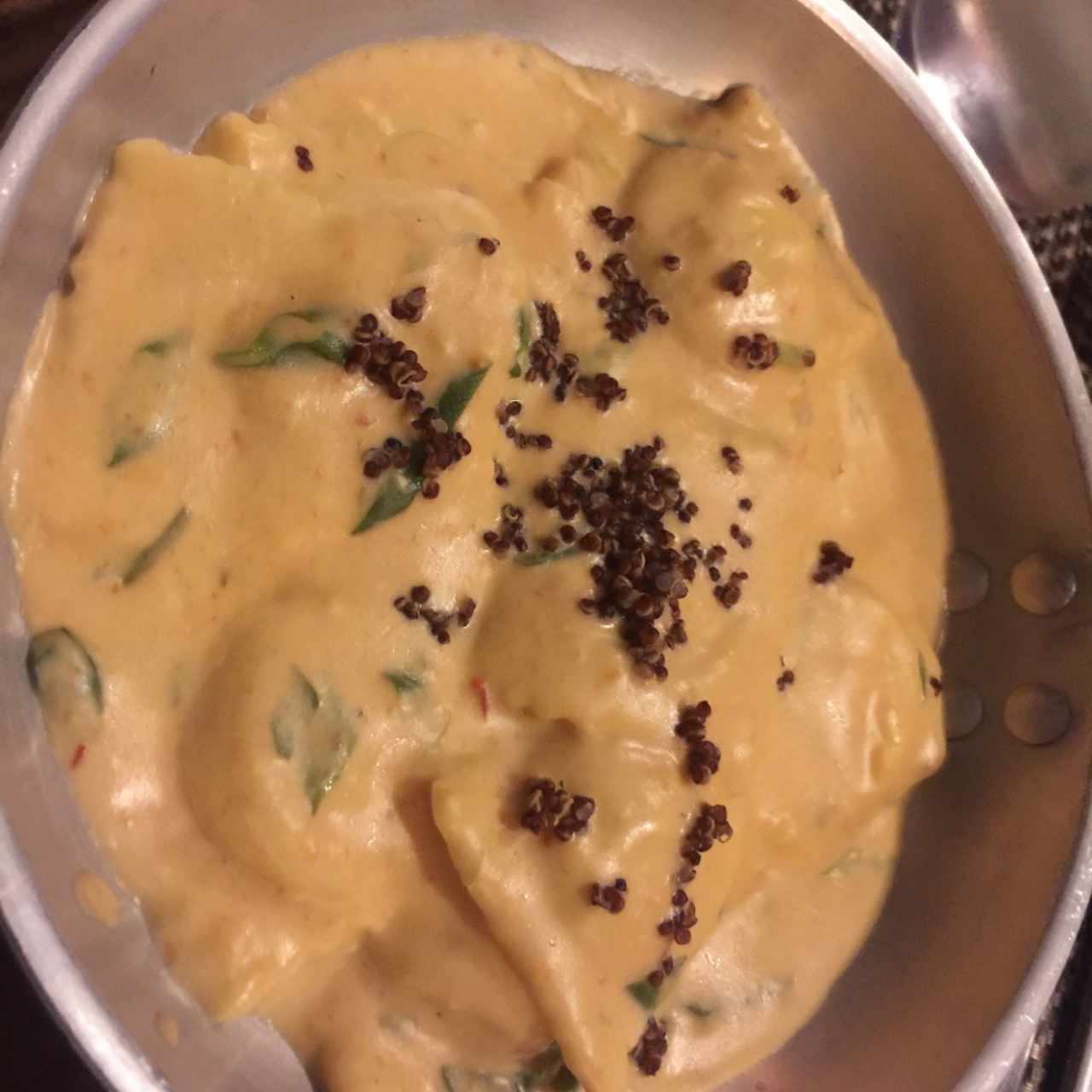 Ravioli de Salmon Ahumado y Queso Ricotta, a la Crema de Cebollina