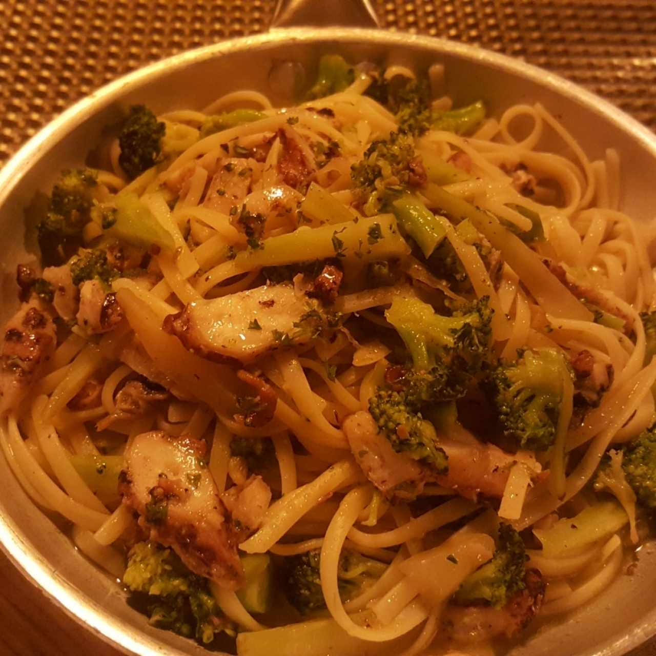 Linguini con Pulpo y Brócoli