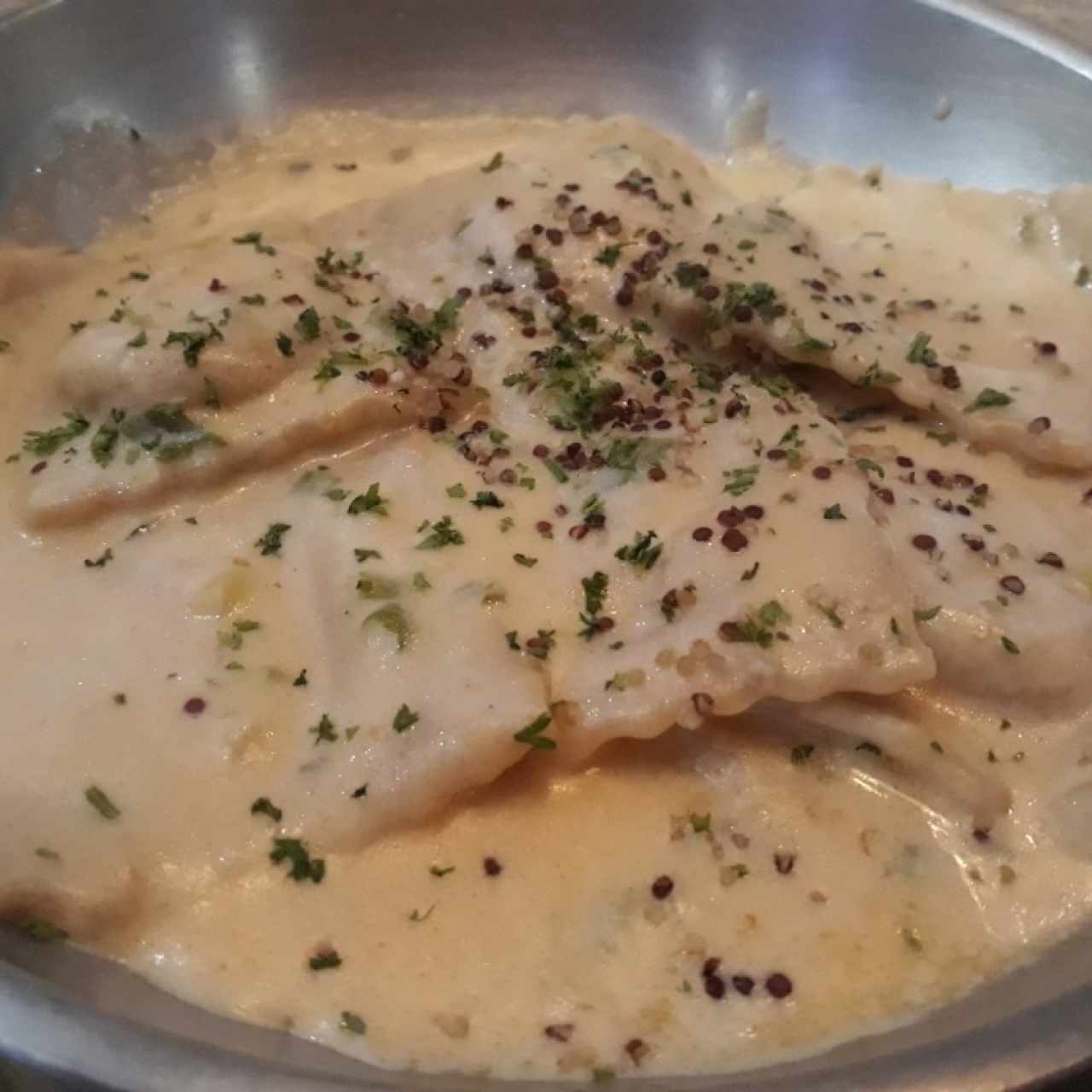 Ravioli de Salmon Ahumado y Queso Ricotta, a la Crema de Cebollina