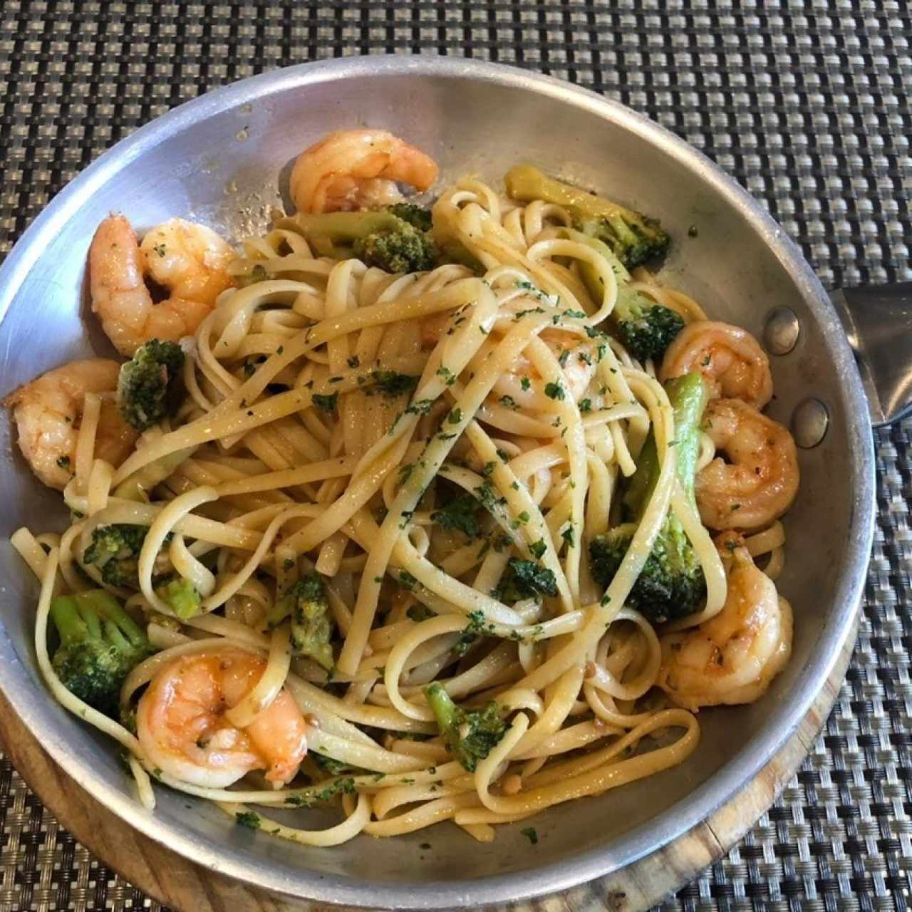 soaghetti al óleo con camarones y brócoli