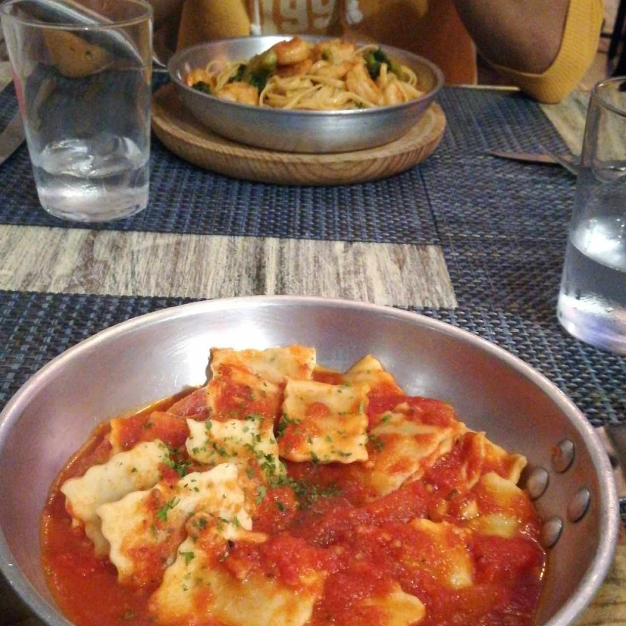 Ravioli de Carne Salteado Al Fileto Di Pomodoro