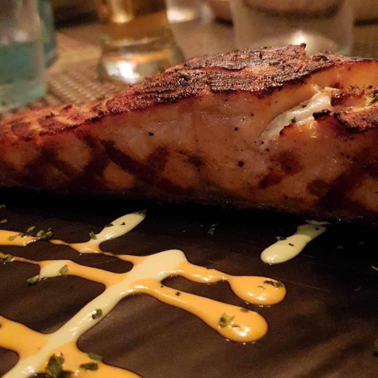 Lomo de Salmon o Atún al Grill Con Acompañamiento de su Seleccion