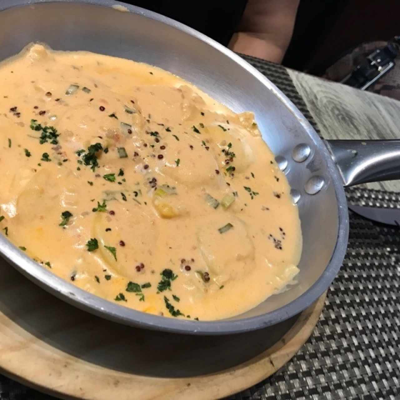 Ravioli de Salmon Ahumado y Queso Ricotta, a la Crema de Cebollina