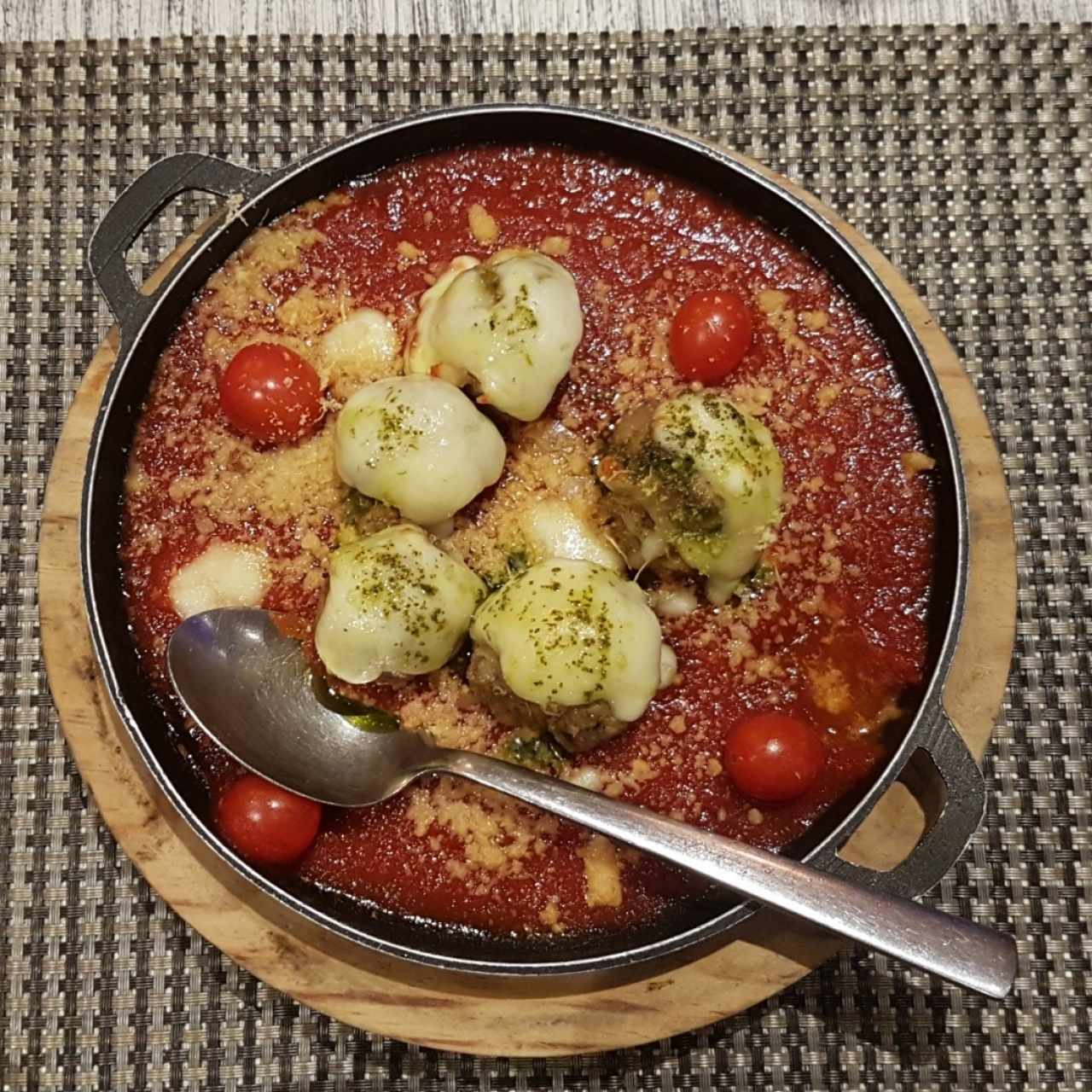 Albóndigas de res en salsa pomodoro