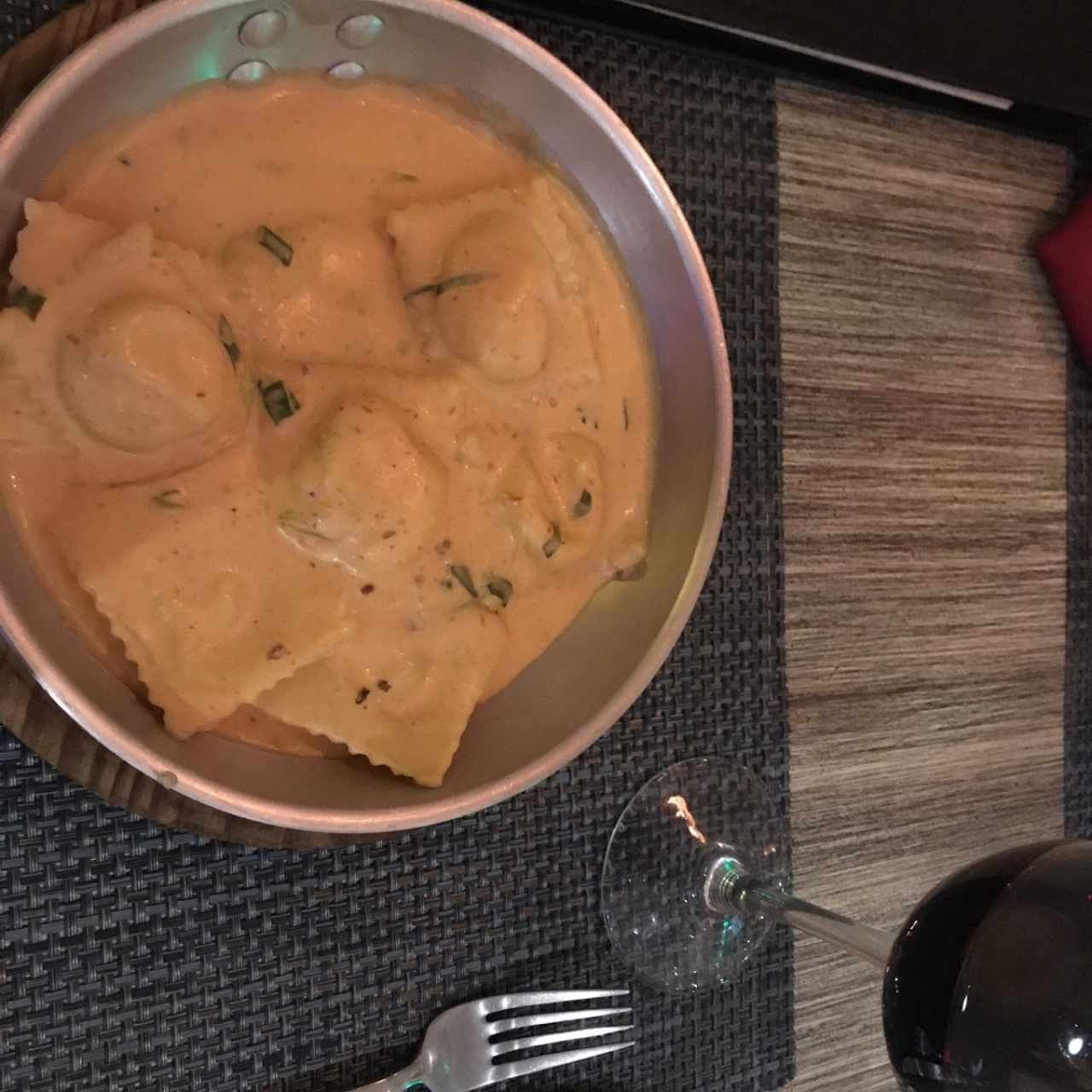 Ravioli de Salmon Ahumado y Queso Ricotta, a la Crema de Cebollina