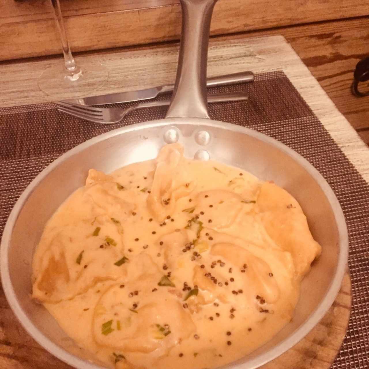 Ravioli de Salmon Ahumado y Queso Ricotta, a la Crema de Cebollina