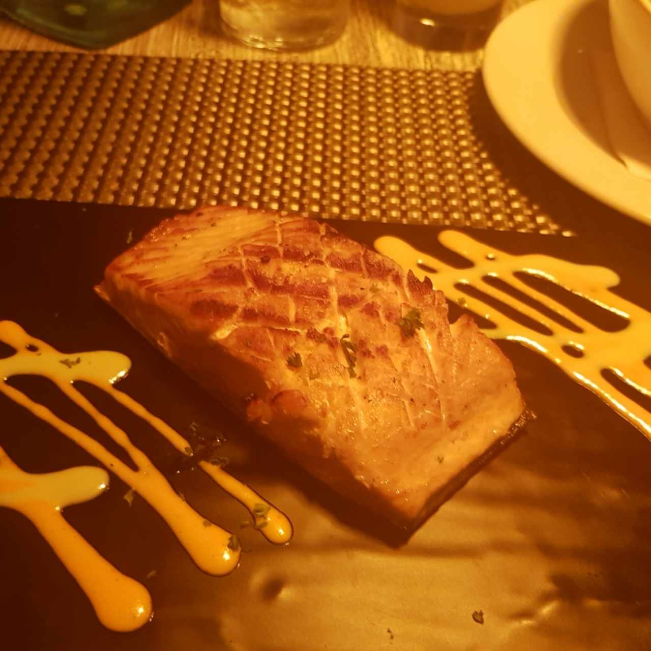 Lomo de Salmon o Atún al Grill Con Acompañamiento de su Seleccion