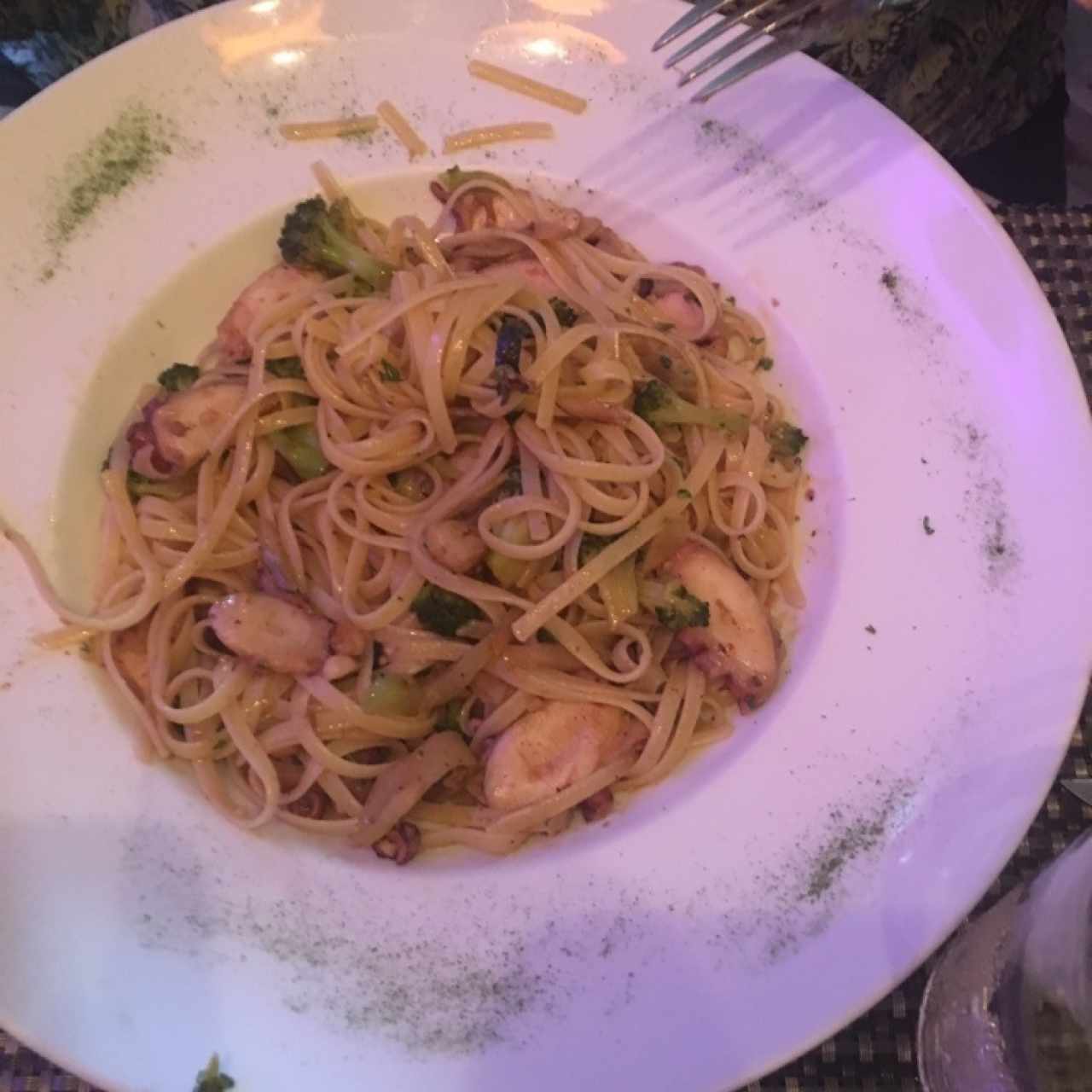 Linguini con Pulpo y Brócoli