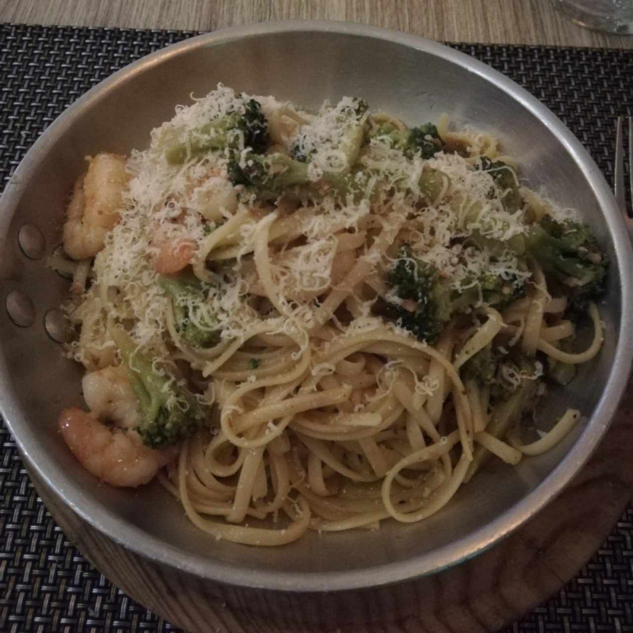 Linguini con Camaron y Brócoli