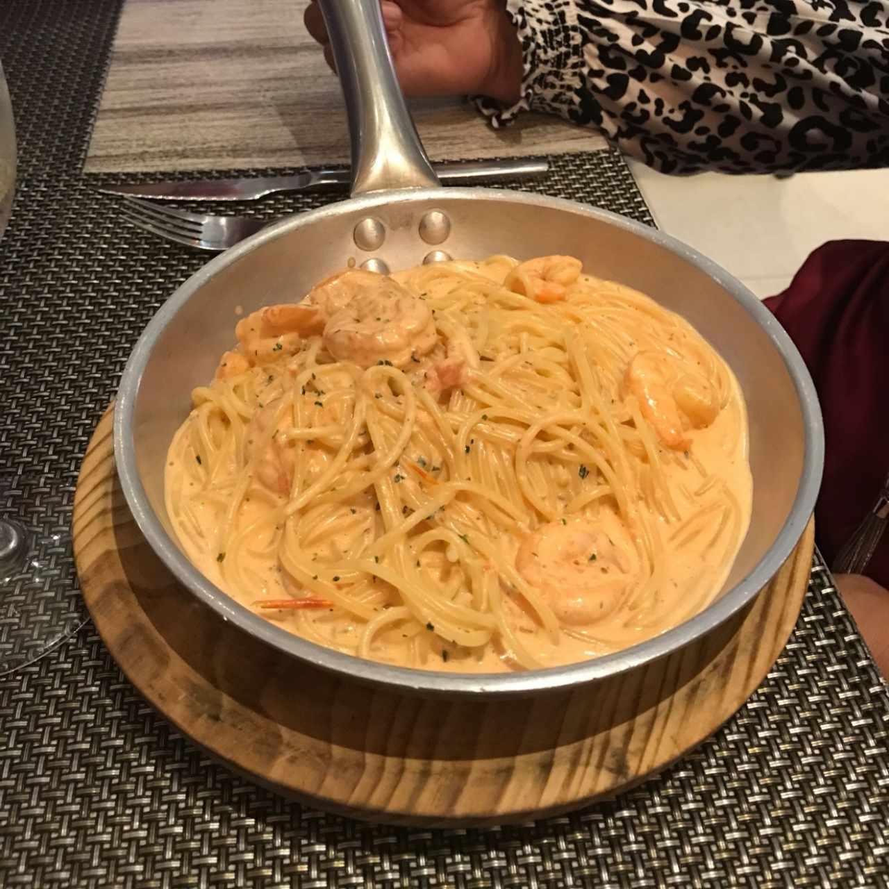 Fetrucinne con camarones a la salsa rodada 