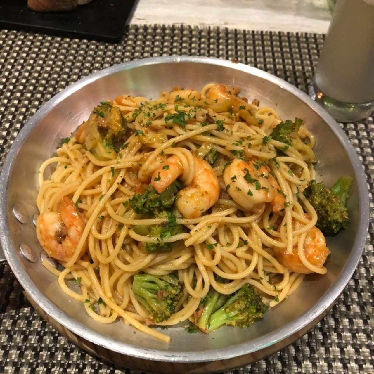 Spaghetti al olio con ajo y camarones