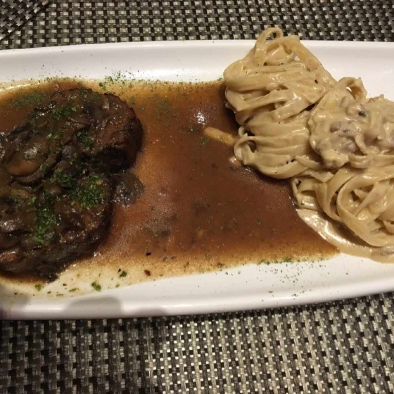 Lomito de Res en Salsa de Champiñones