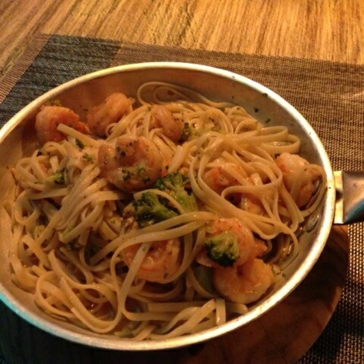 Linguini con Camaron y Brócoli