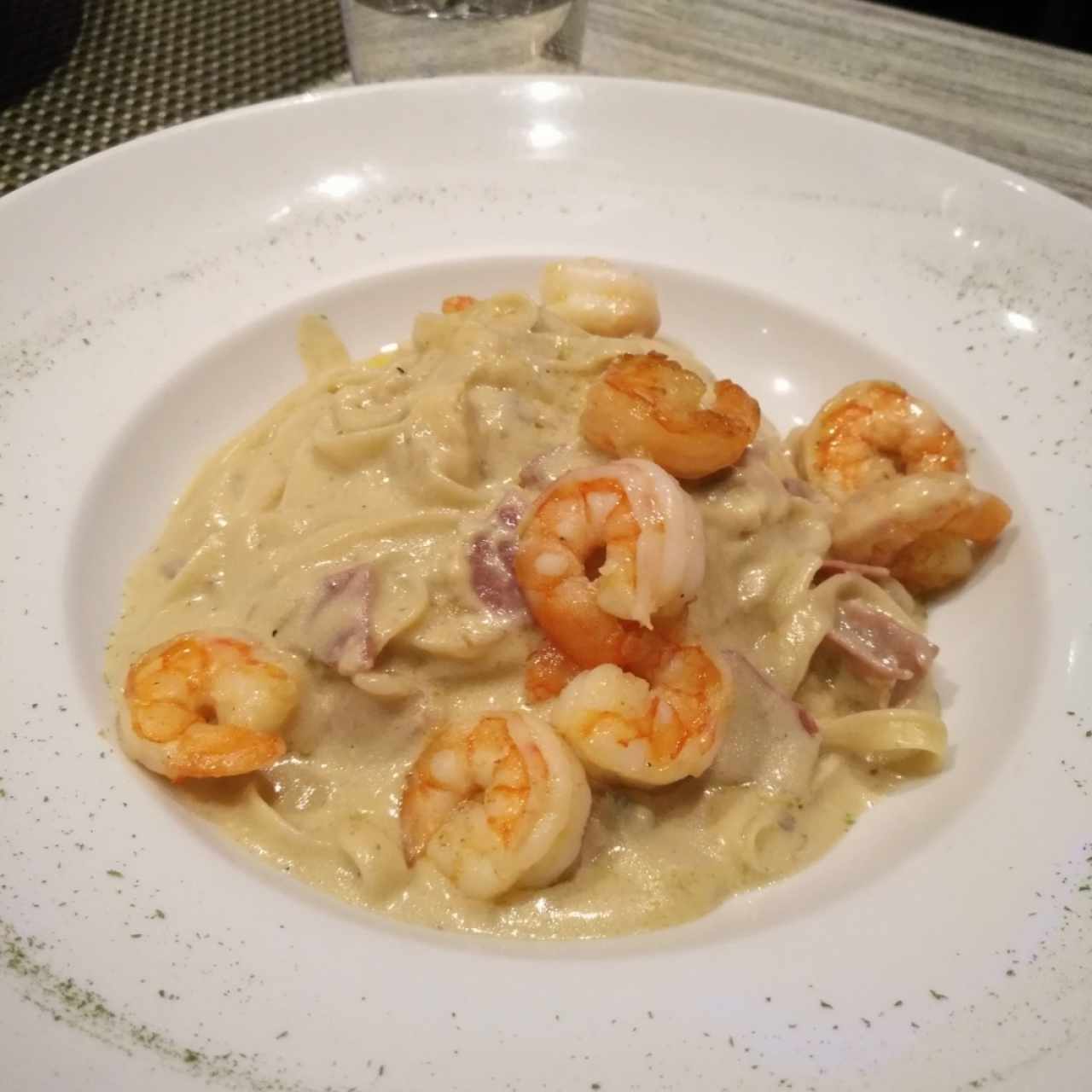 Fetucini La Strega con camarones