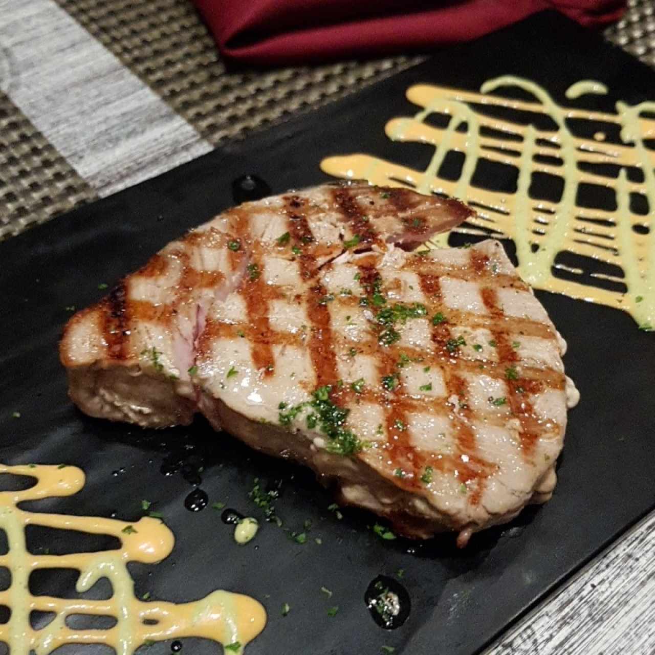 Lomo de Salmon o Atún al Grill Con Acompañamiento de su Seleccion