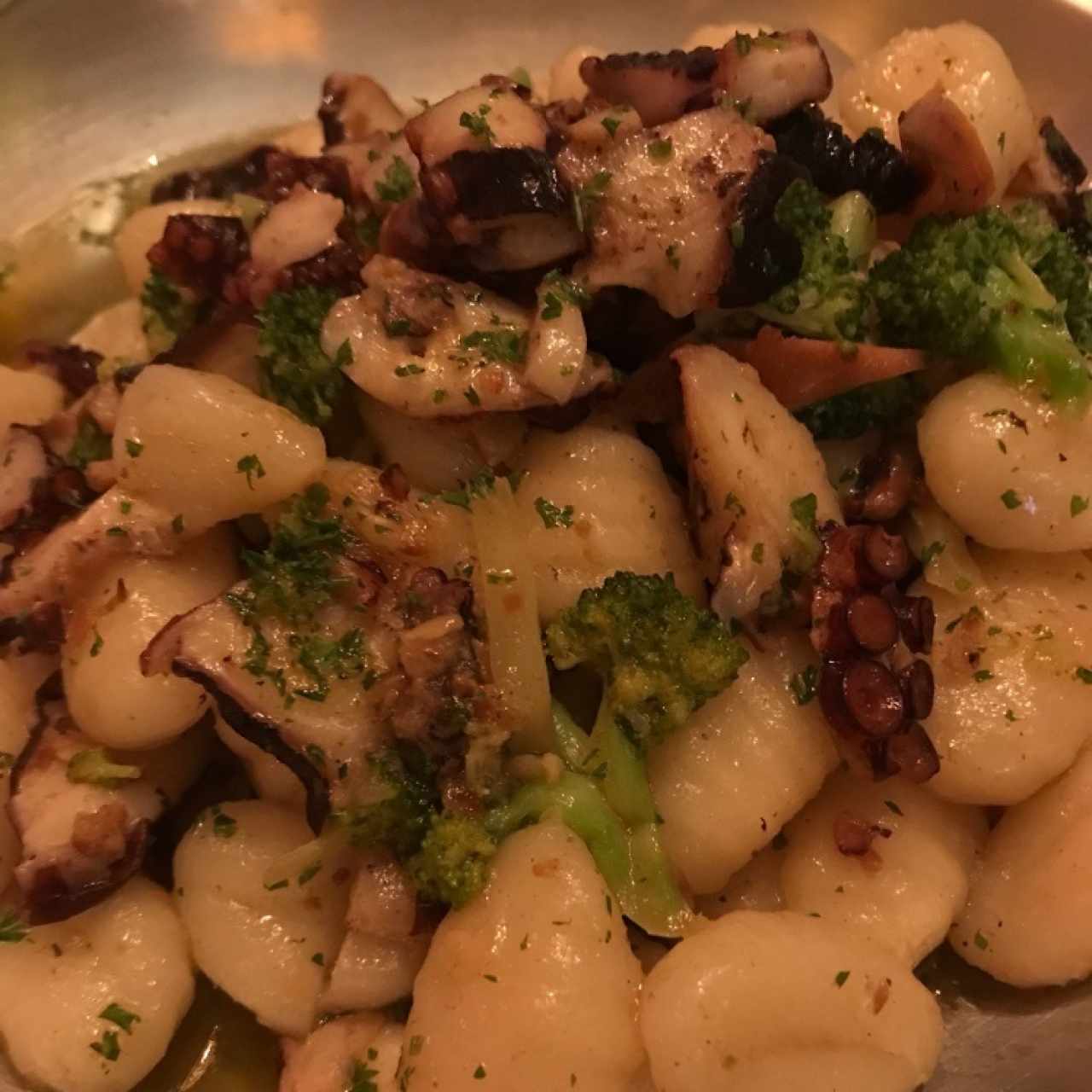 gnocchi con pulpo y brócoli