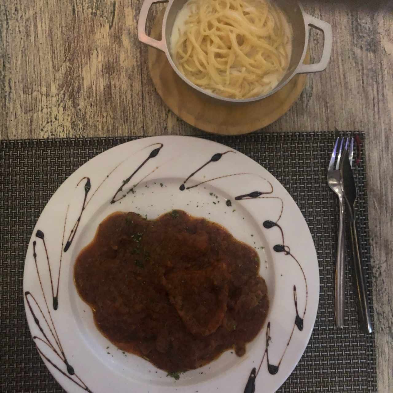 ossobuco de res con linguini a la crema