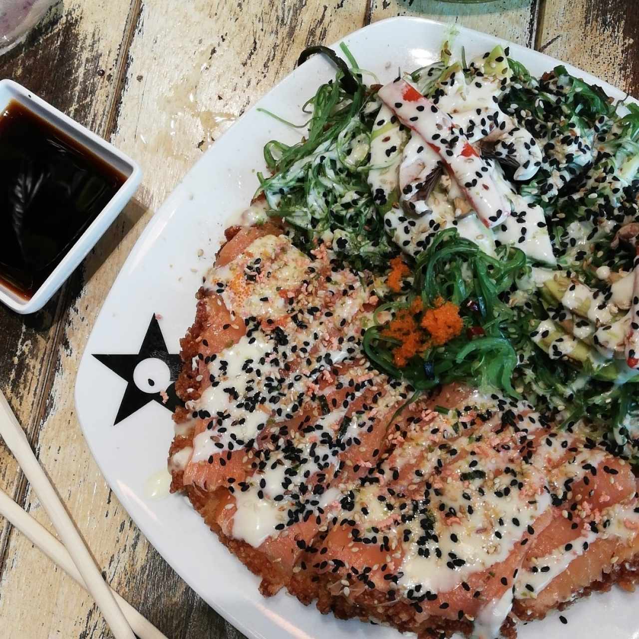 Sushi pizza de vegetales y salmón