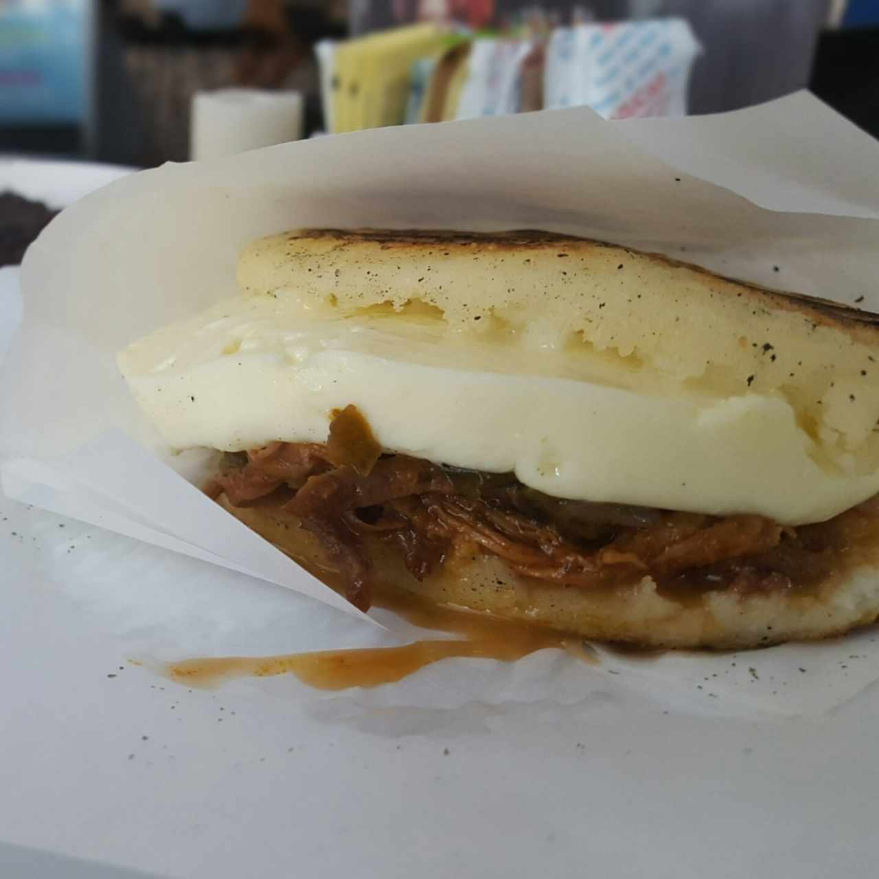 Arepa con carne mechada y queso guayanes
