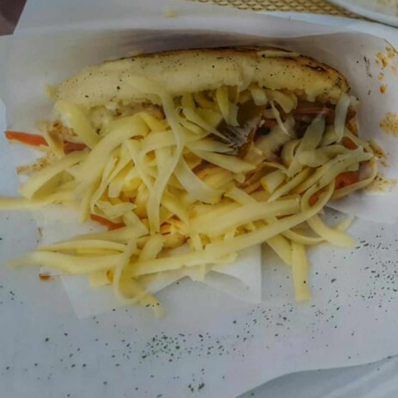 Arepa de carne mechada y queso gouda