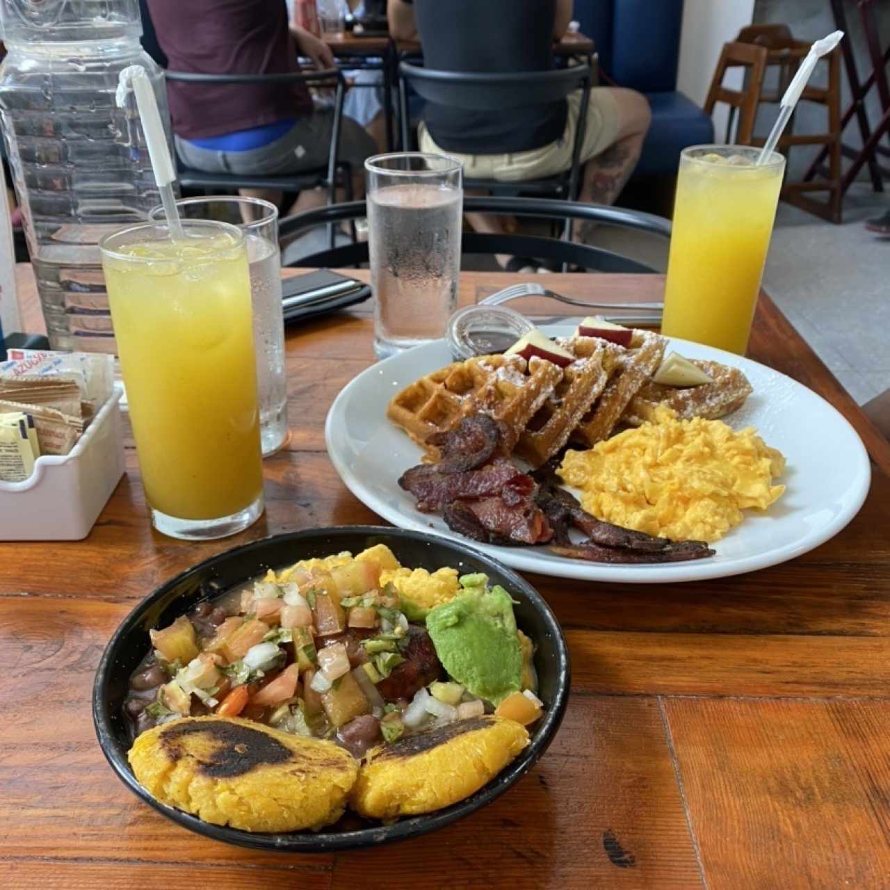Cedula 7 (full recomendado) & waffles con huevo y bacon