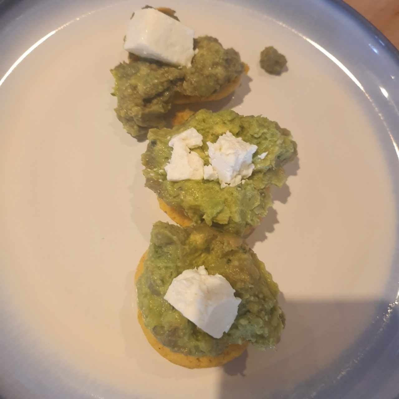 patacones con guacamole y queso