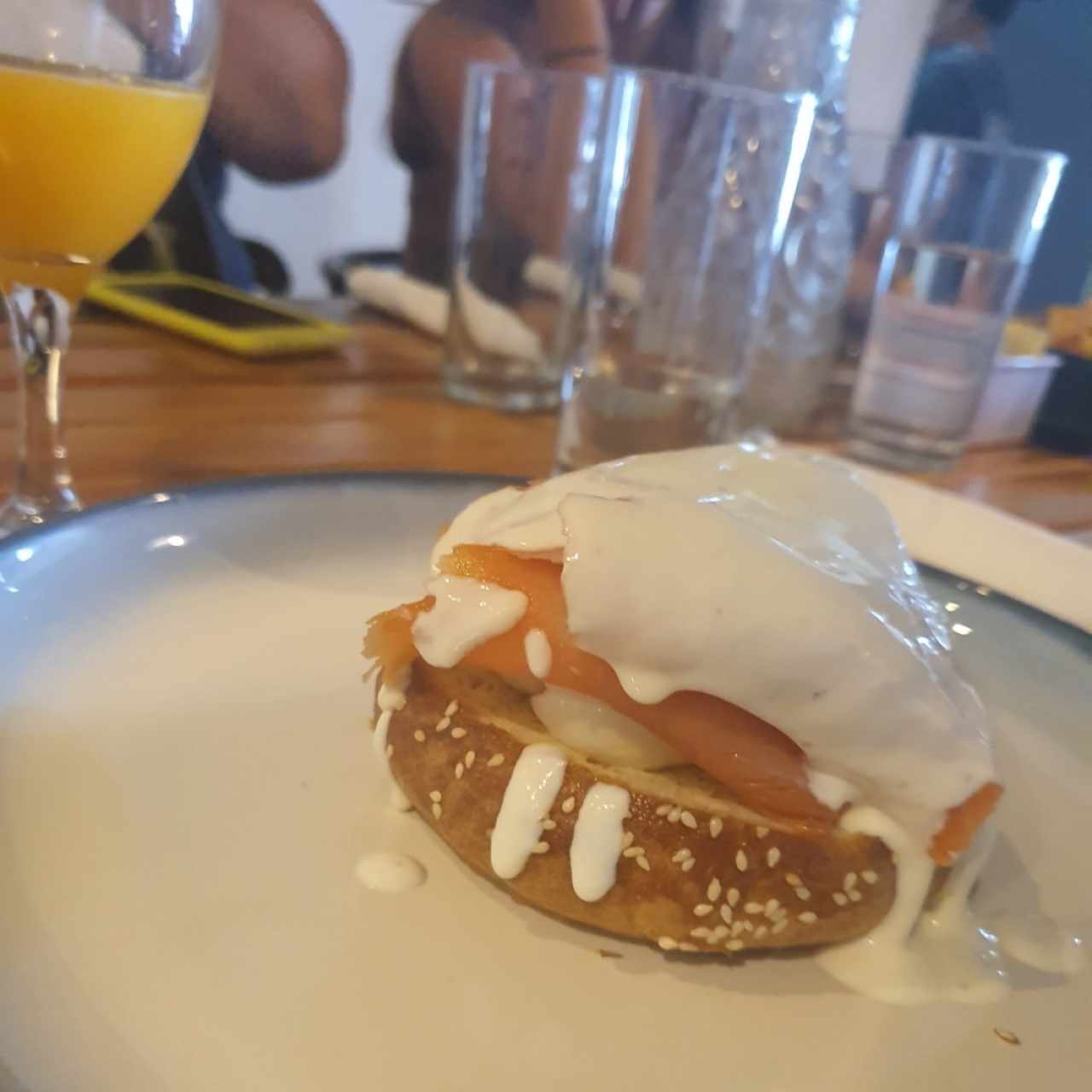 bagel con huevo y salmon