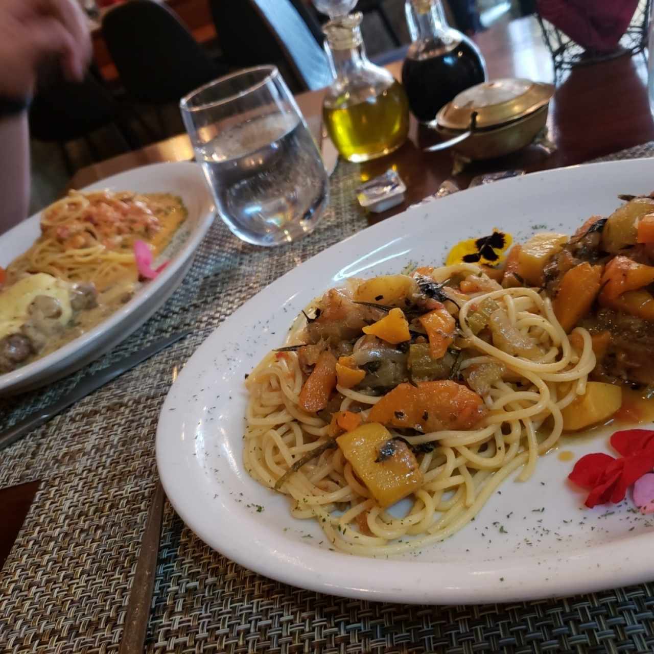 Cordero y Filete de res, comida especial de San Valentín, Exquisito