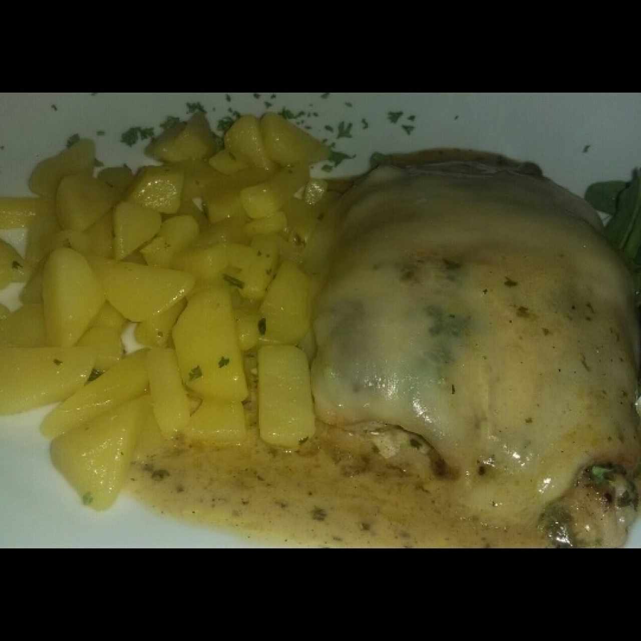 salmón relleno de hojas de mostaza y hongos,papas salteadas