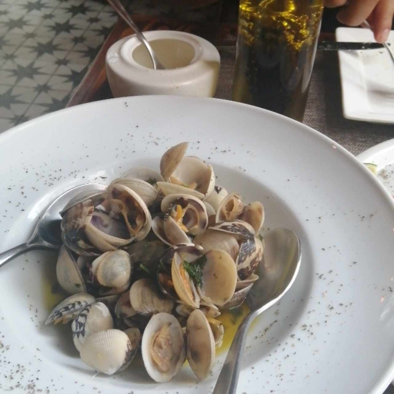 Almejas al ajillo
