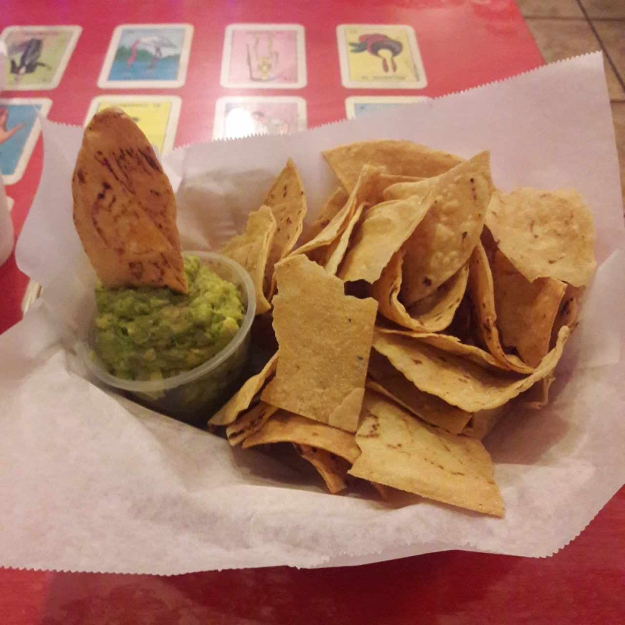 Totopos con Guacamole