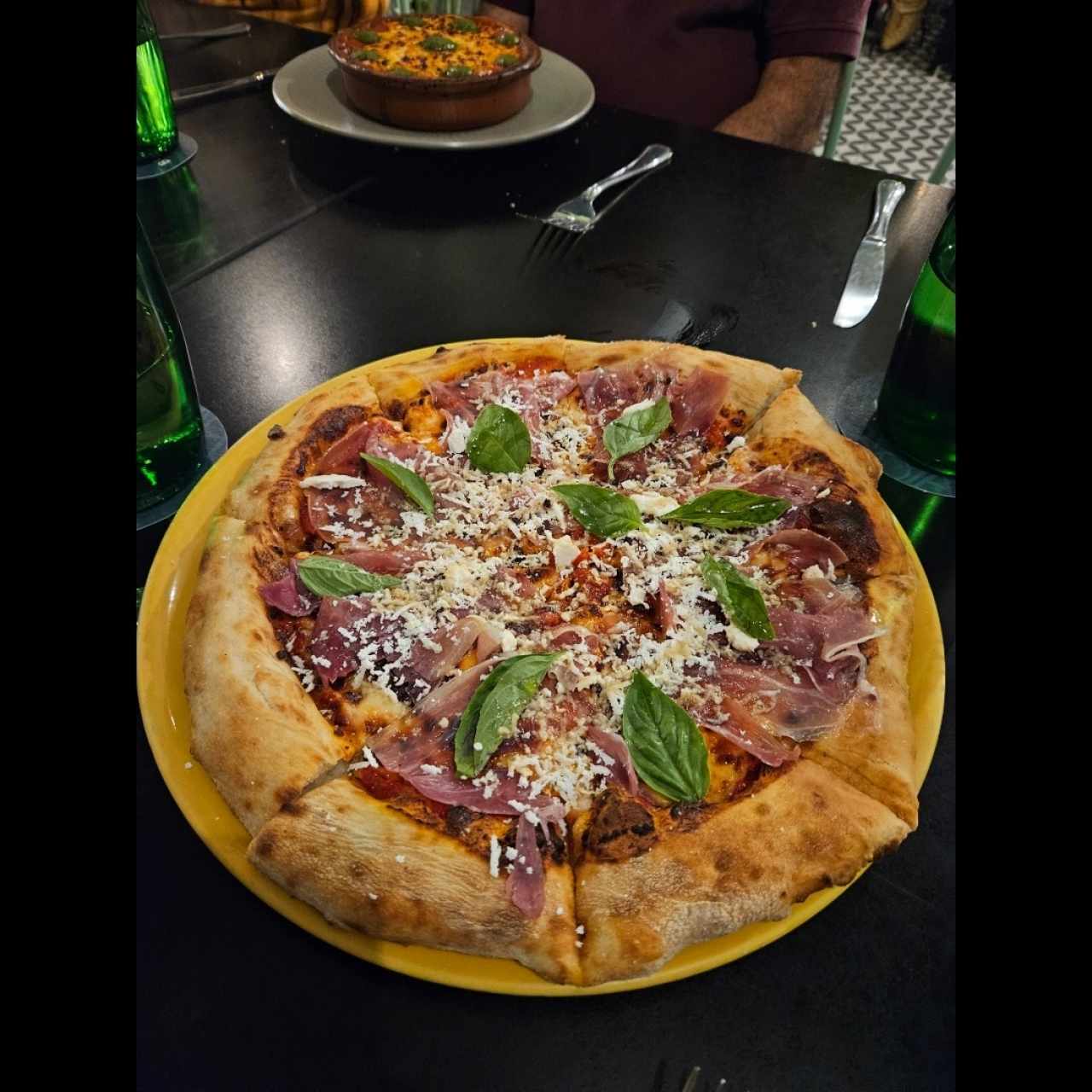 pizza de prosciutto y ricotta salata