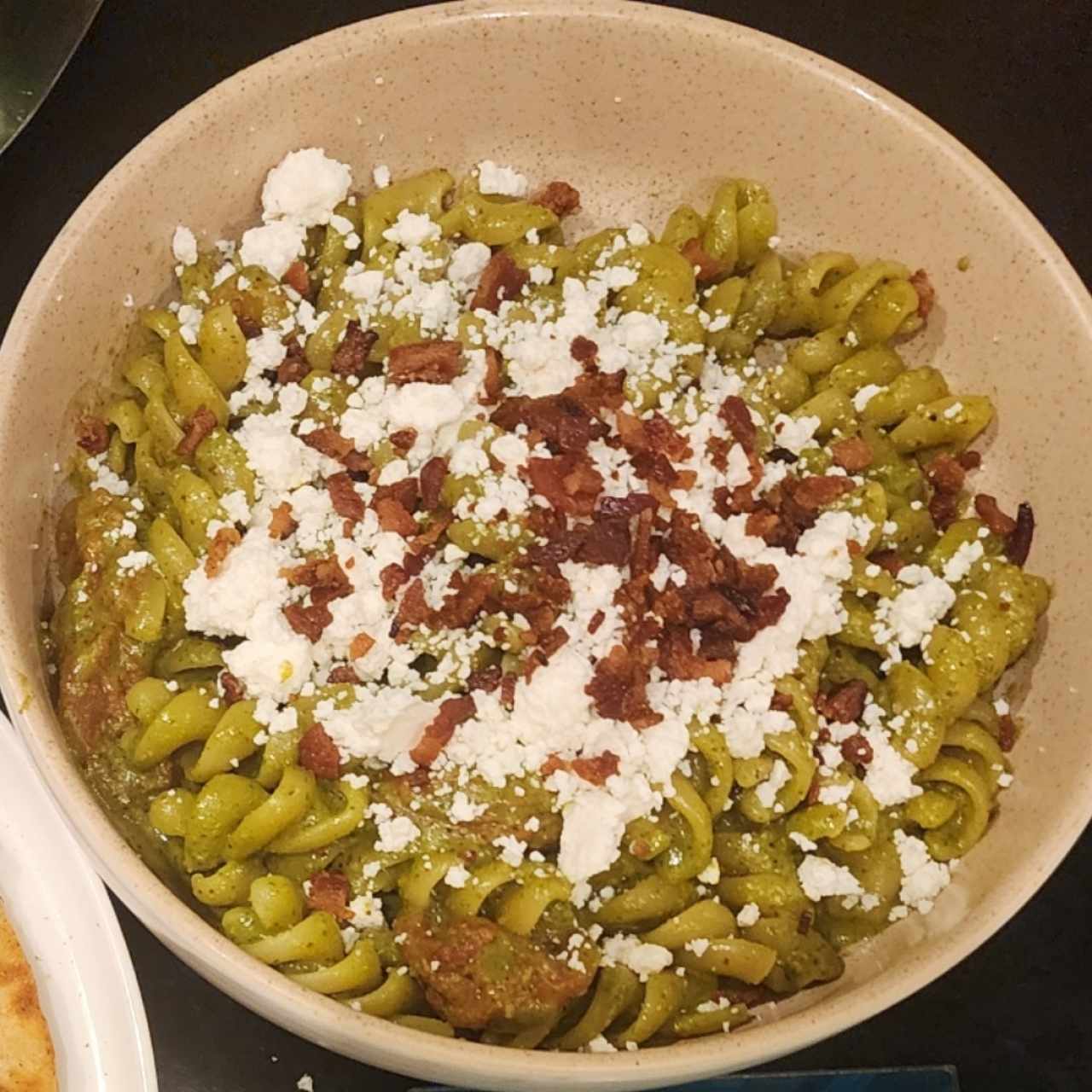 Pasta de Pesto, Tomate Cherry, Queso Feta y Bacon
