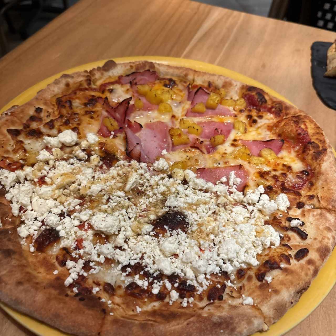 Pizza hawaiana y miel con feta