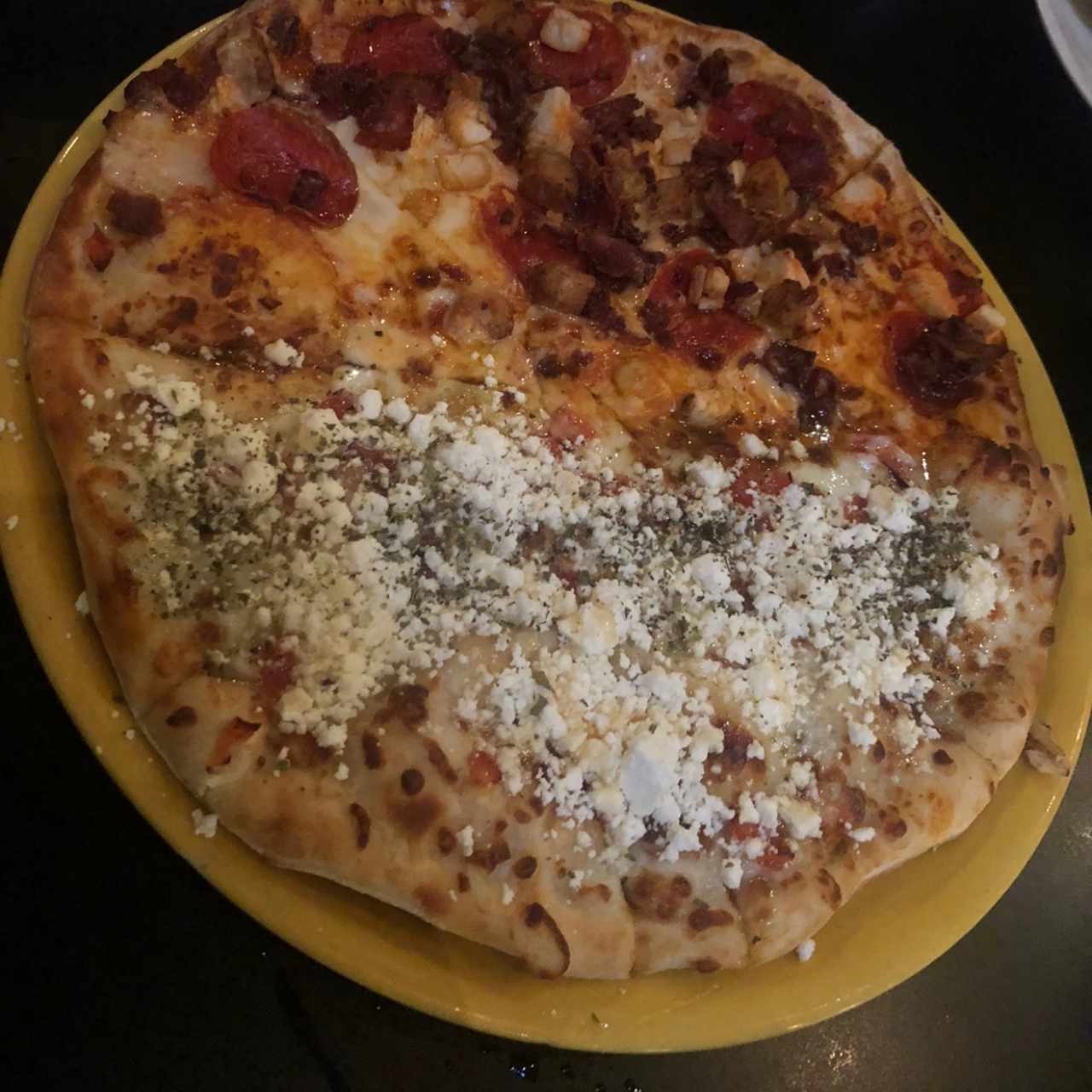 pizza 4 carnes con Queso feta y miel