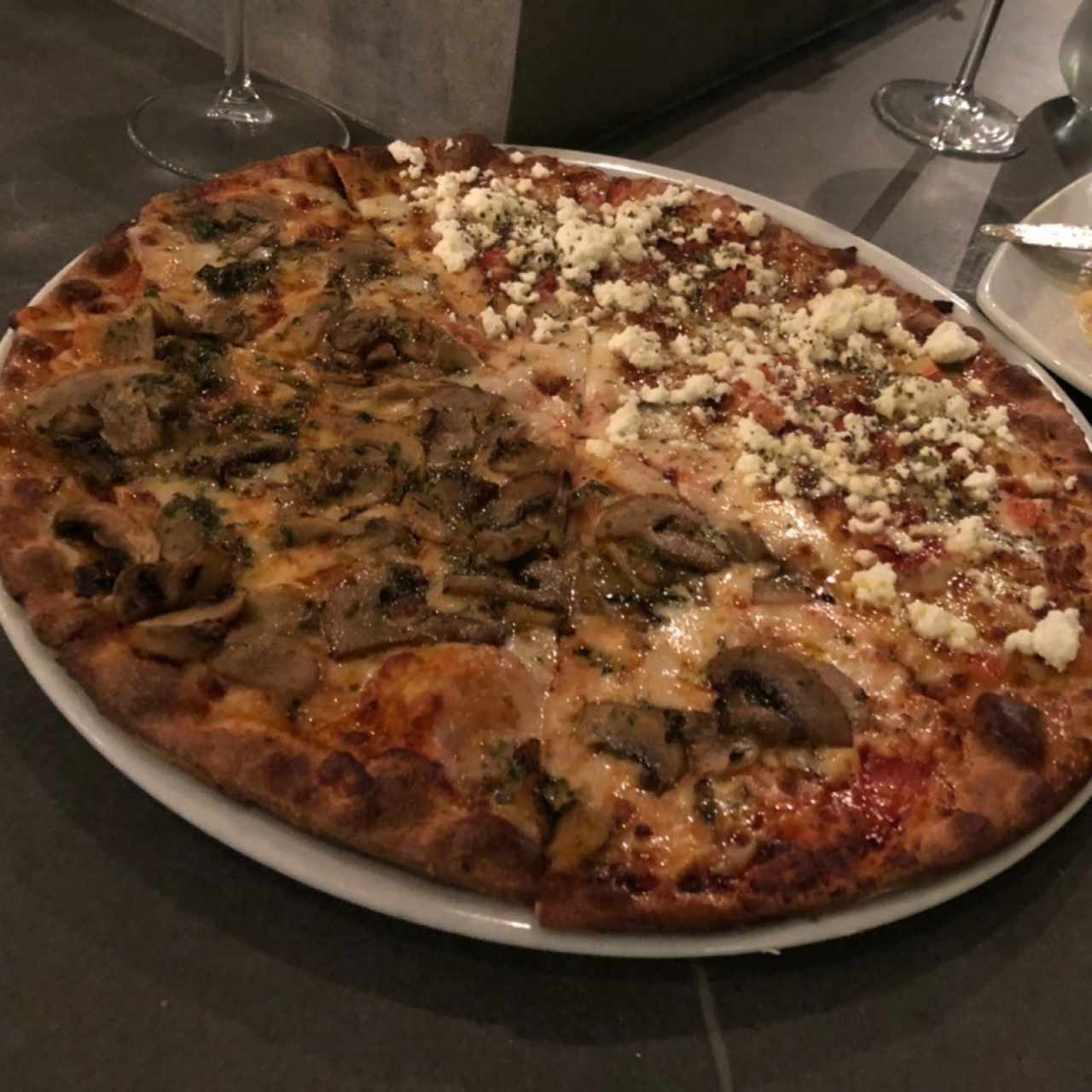 Pizzas - Champiñones al ajillo / Tomate queso Feta 
