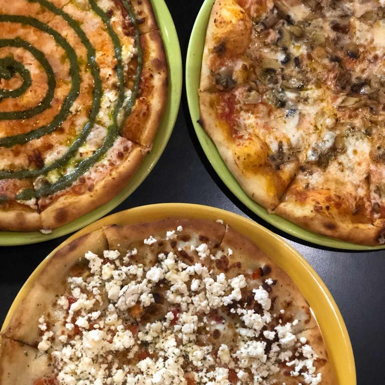 Queso cabra al pesto, champiñones al ajillo y queso feta con tomate