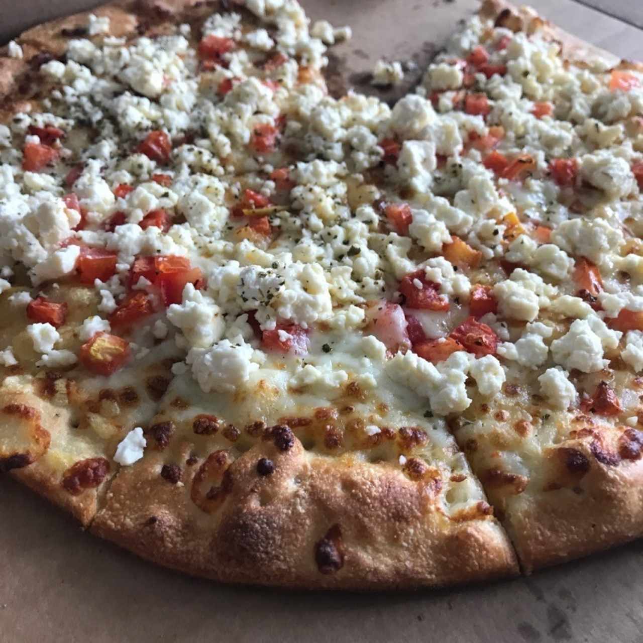 Pizza de tomate, miel y feta
