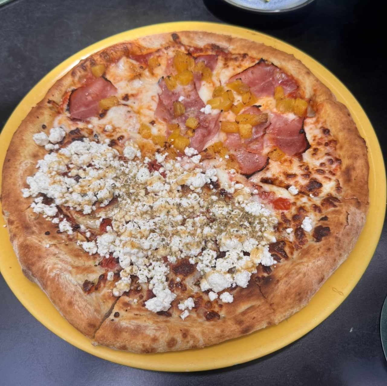 Pizza 12” mitad hawaiana mitad feta miel