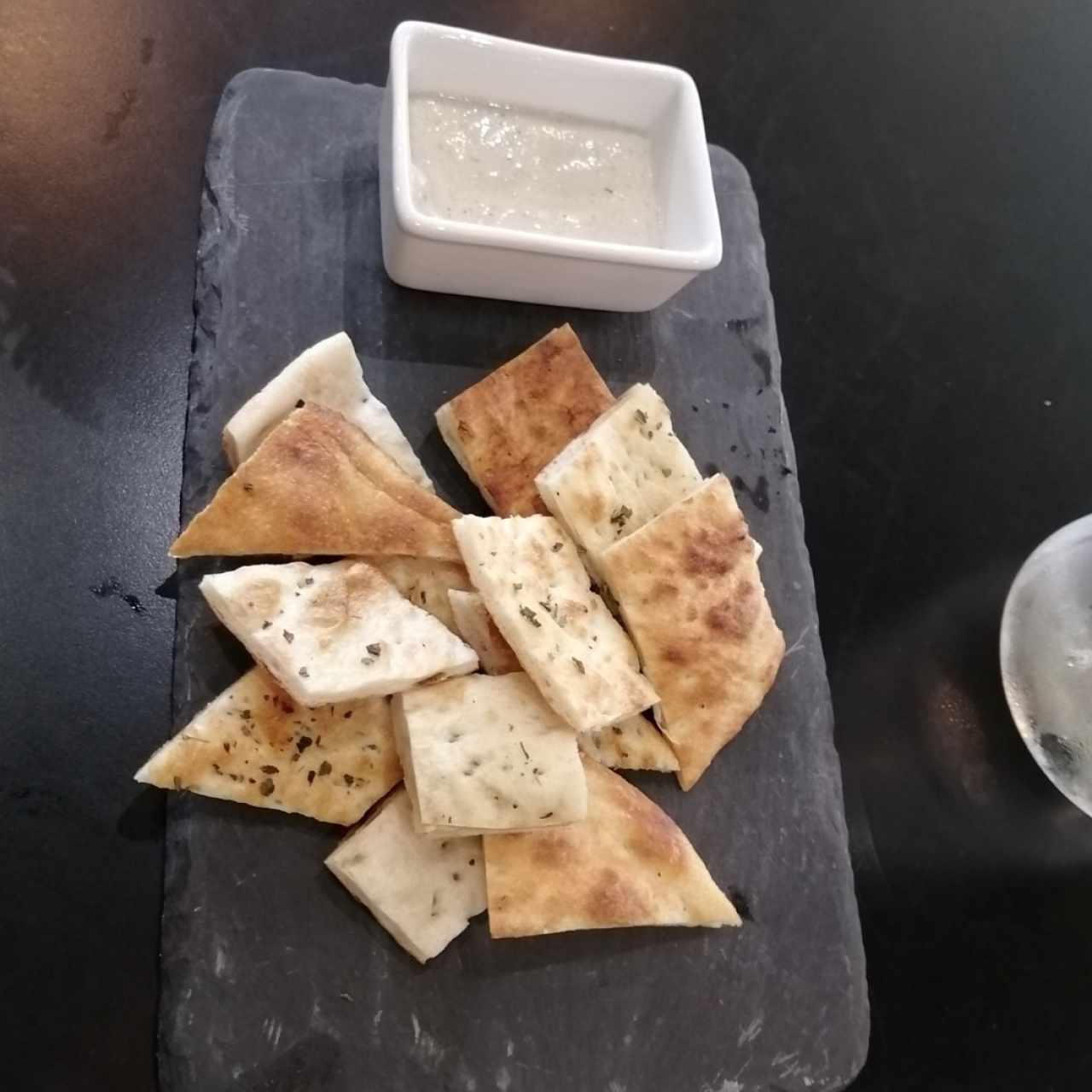 pan de la casa con una crema de berenjena 