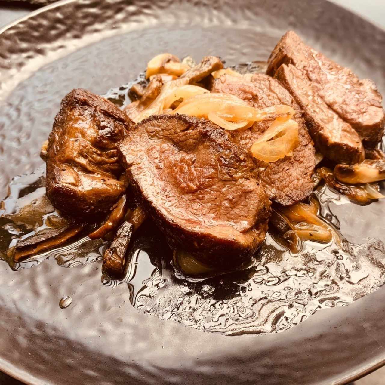 Filete de Res Encebollado con Hongos Portobello