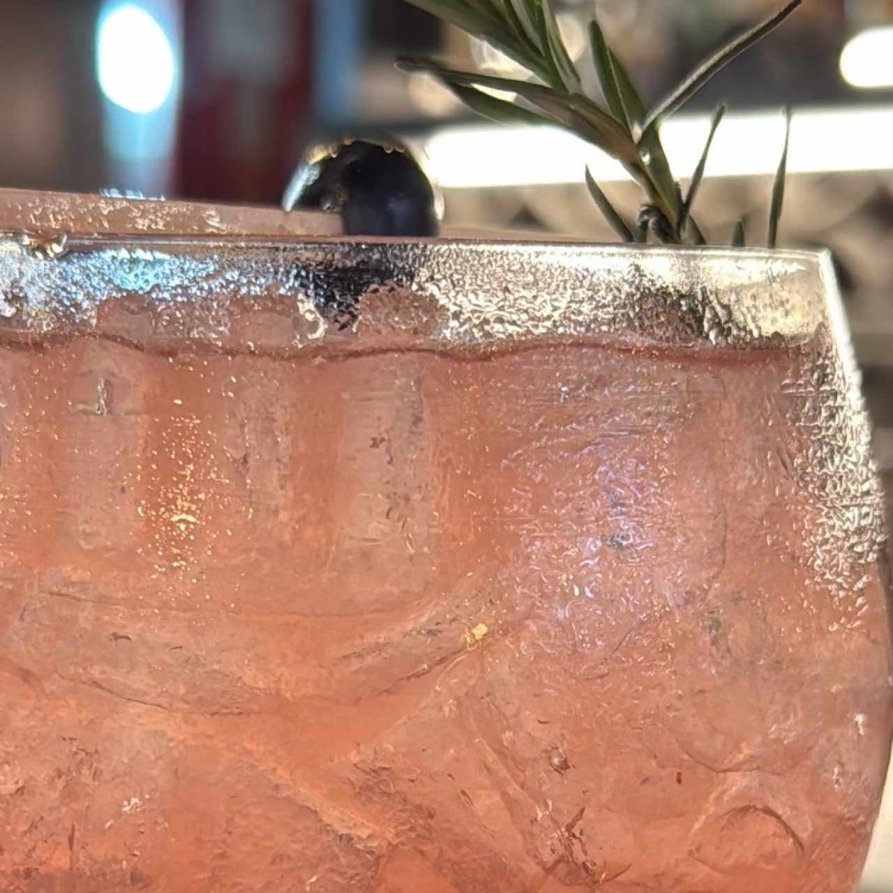 Gin tonic con frutos rojos