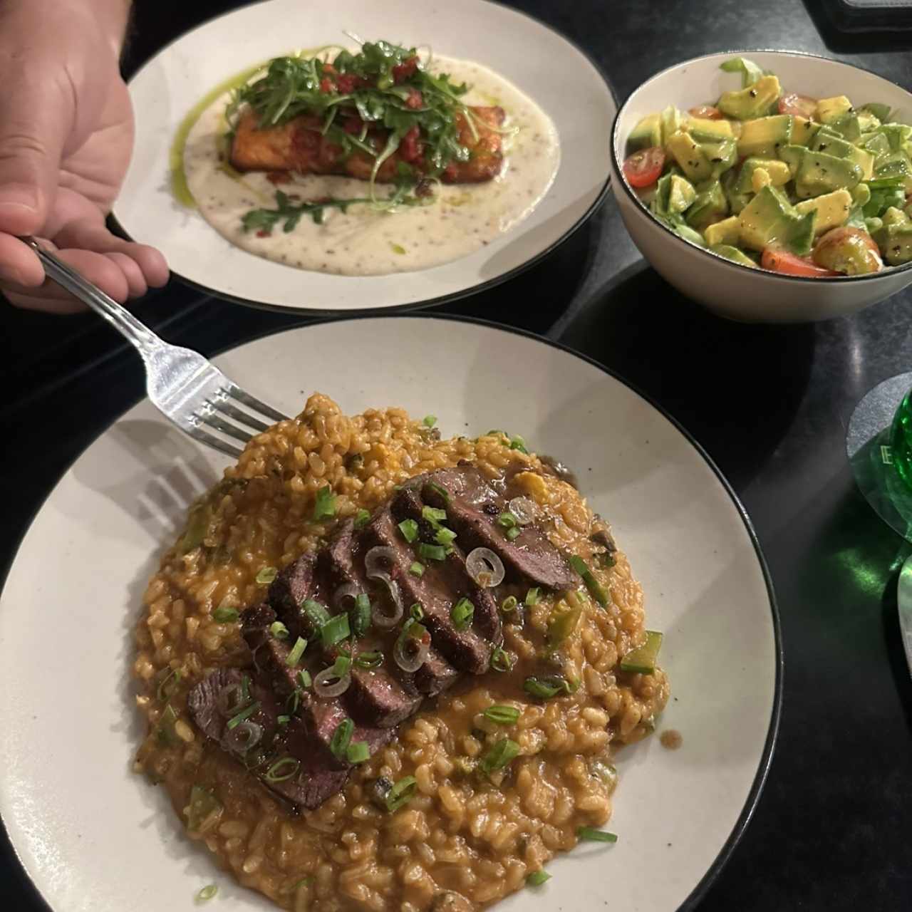 Salmon, ensalada de aguacate on the side y risotto di manzo