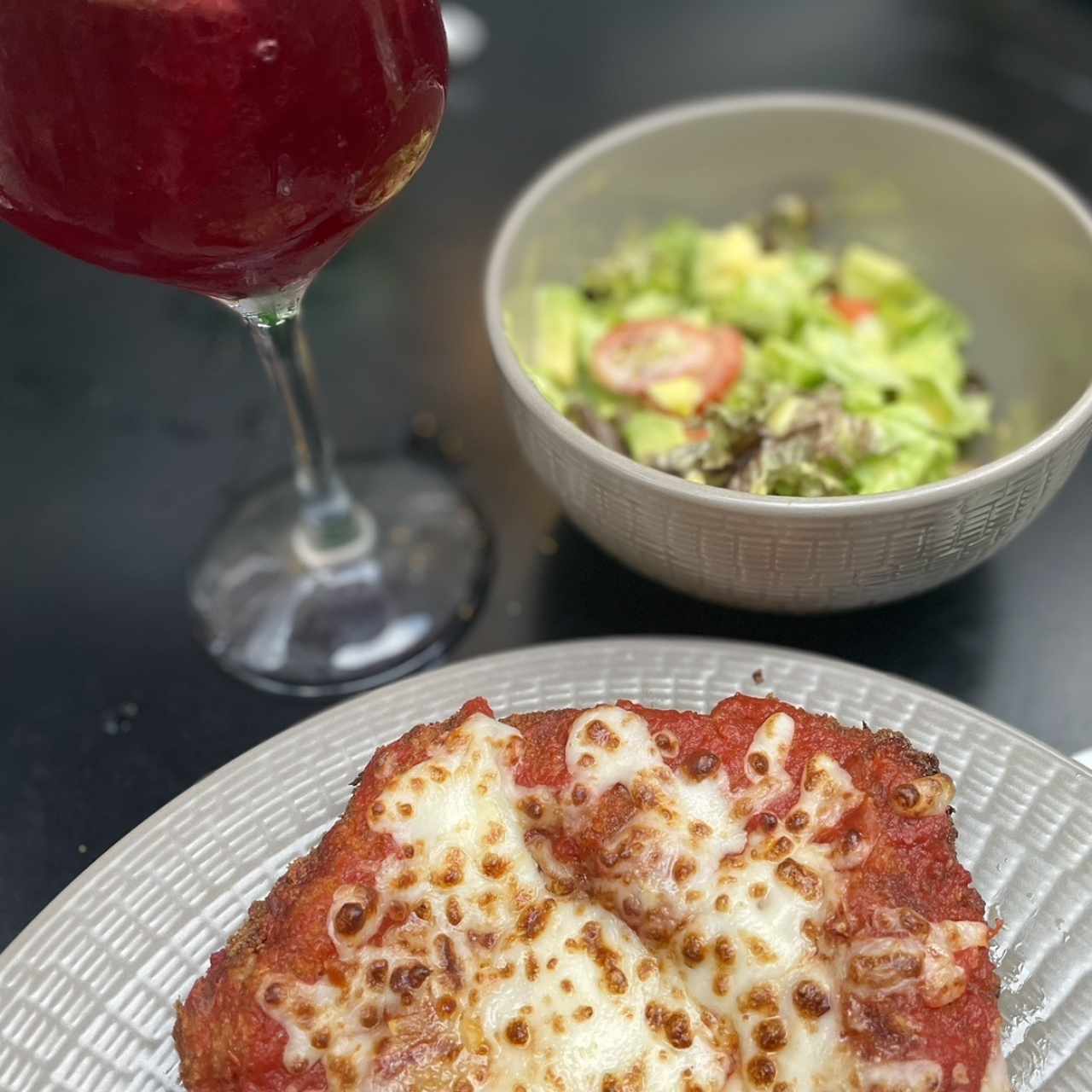 Milanesa de res a la parmigiana con ensalada verde