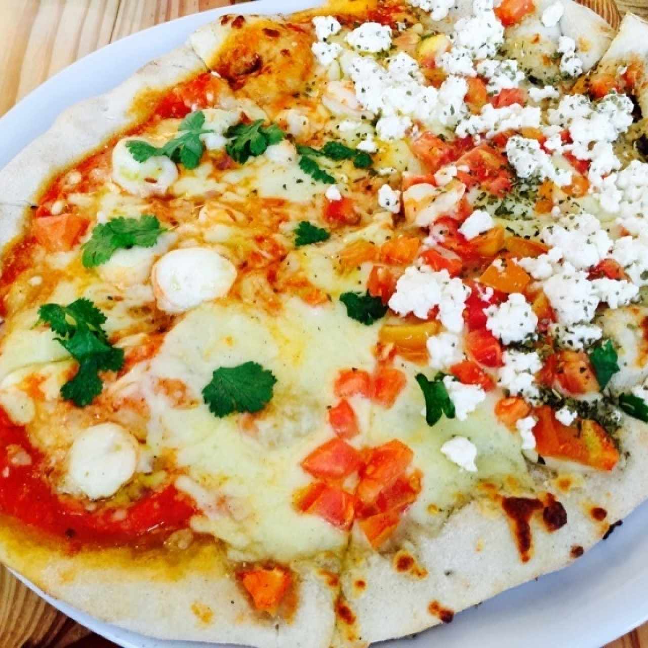 pizza langostino y aji chombo y mitad de queso feta y tomate