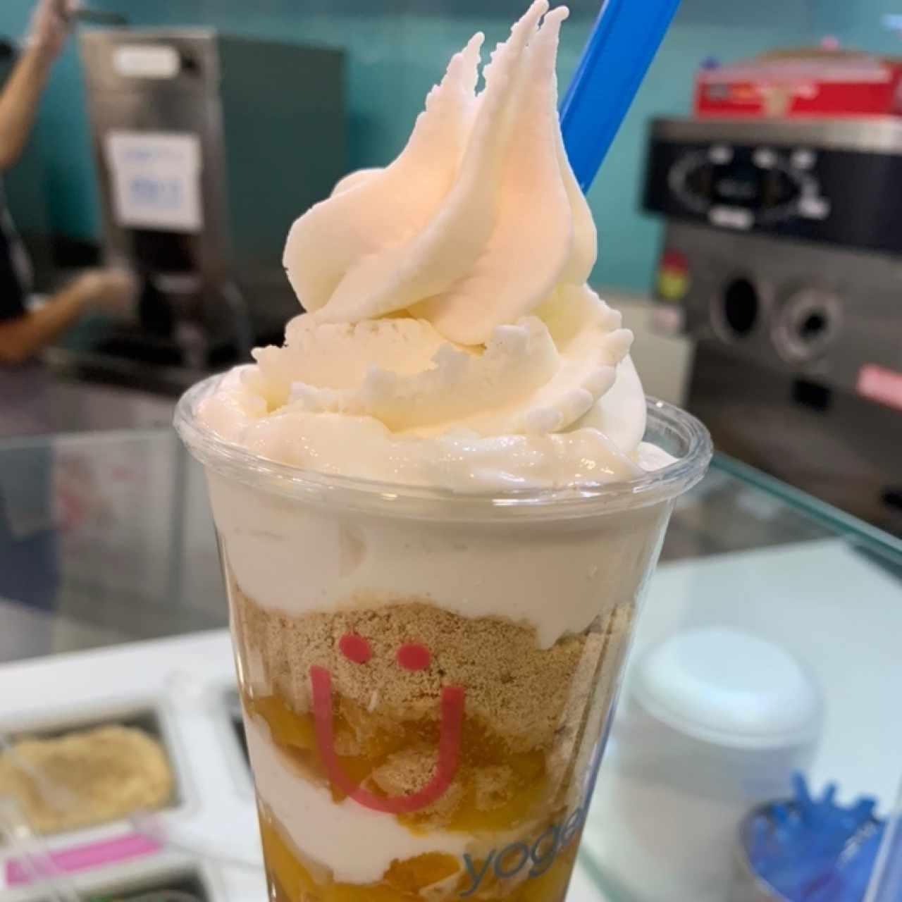 Parfait con melocotón y galletas graham