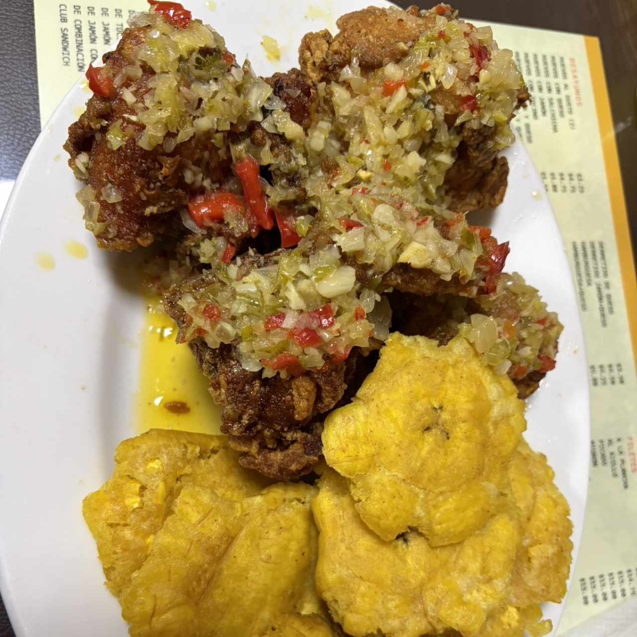 Pollo frito al ajillo con patacones