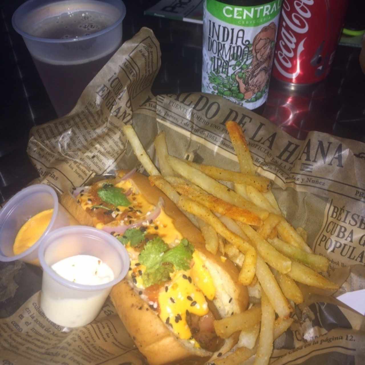 choripan acompañado de una india dormida